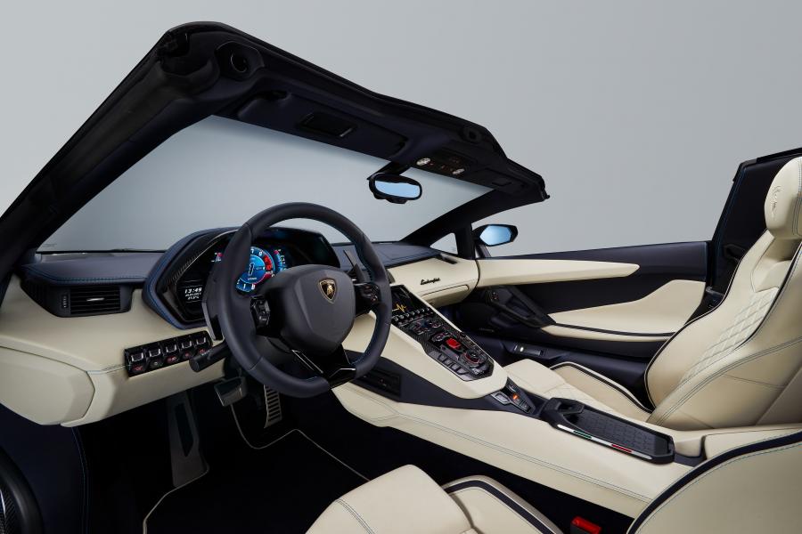 Интерьер Lamborghini Aventador S Roadster 2017 года  (фото 9 из 27)